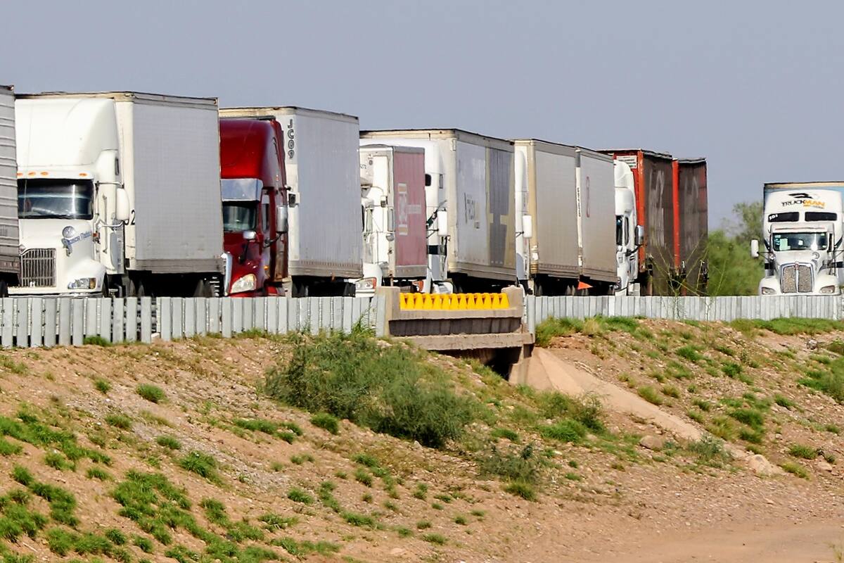 Desespera a viajeros “freno” en su camino