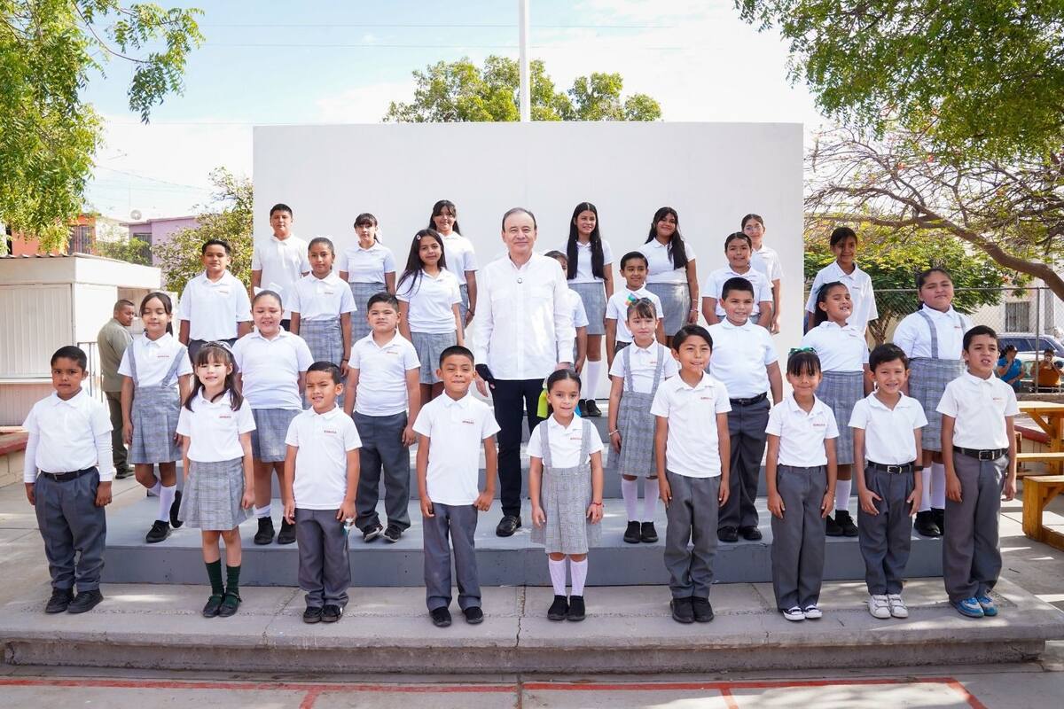 Concluye Gobernador Durazo entrega de uniformes en el nivel básico