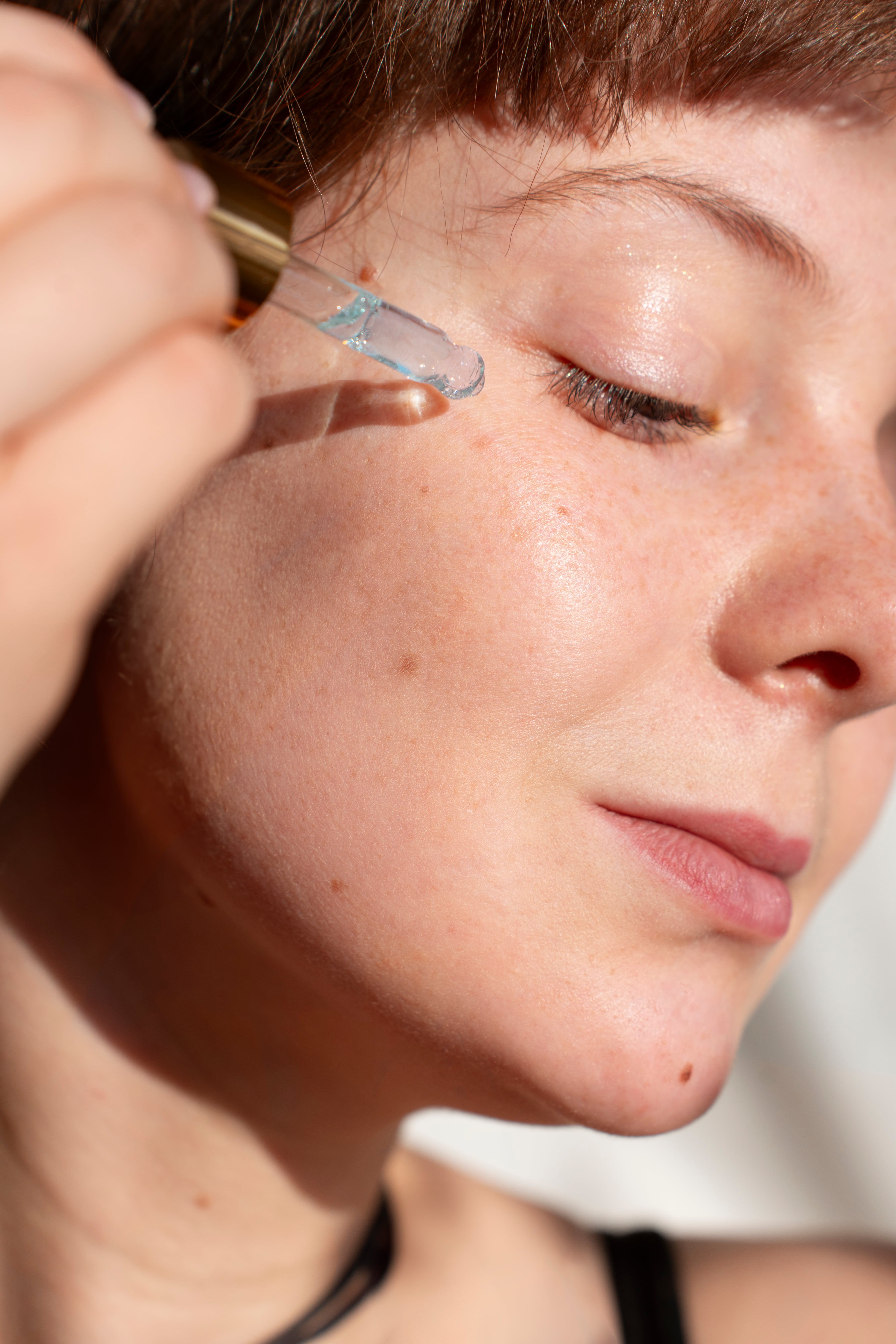 Durante el invierno, los especialistas recomiendan reforzar la hidratación | Foto: Freepik