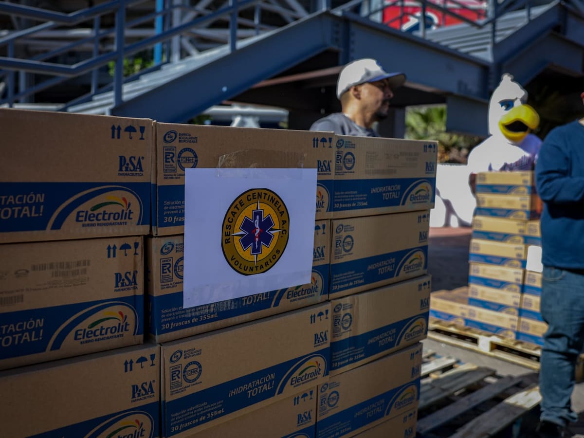 Una gran cantidad de cajas de suero fueron donadas por el Club Águilas de Mexicali a diversos cuerpos de emergencia, entre ellos grupos de búsqueda, corporaciones de rescate y el Heroico Cuerpo de Bomberos. Foto: Javier Gallegos