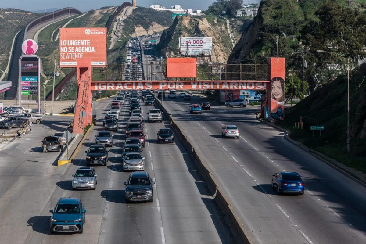 Choque por alcance provoca tráfico pesado en la entrada a Playas de Tijuana