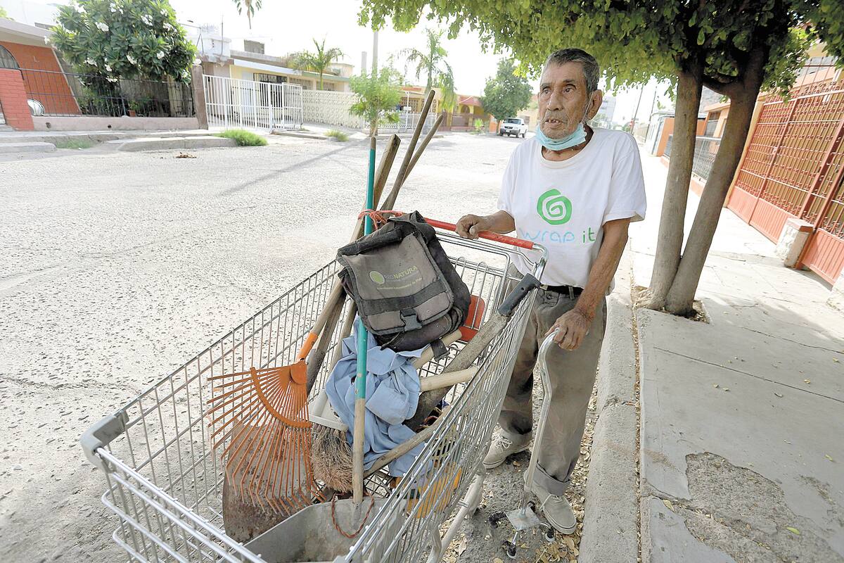 Bastón en mano, don Óscar de 72 años trabaja como jardinero