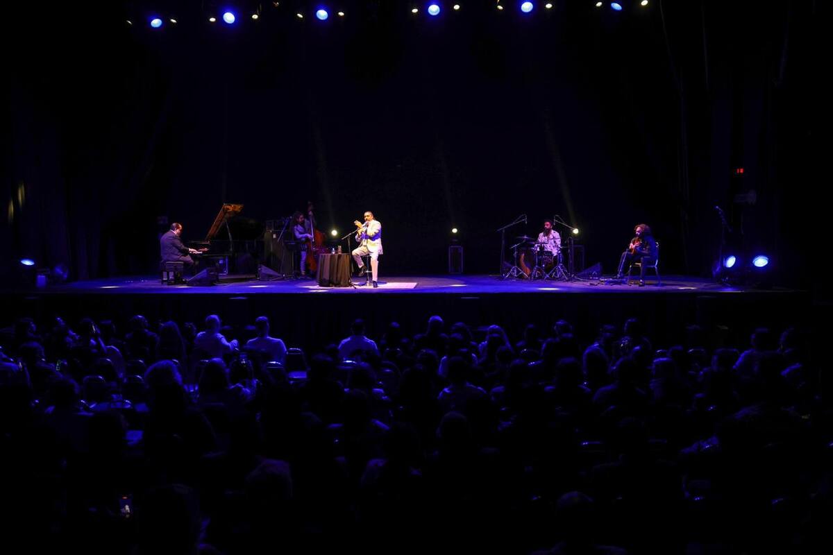 Arropado de cuatro músicos atrapó con su cercanía, discurso e interpretación.