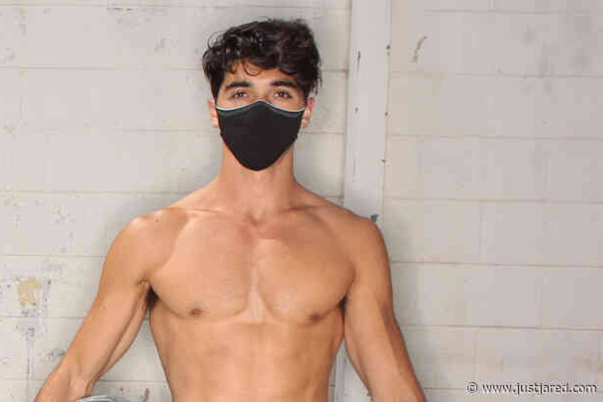 Elenco de "El stand de los besos 2" diseñó cubrebocas para ayudar a varias ONG