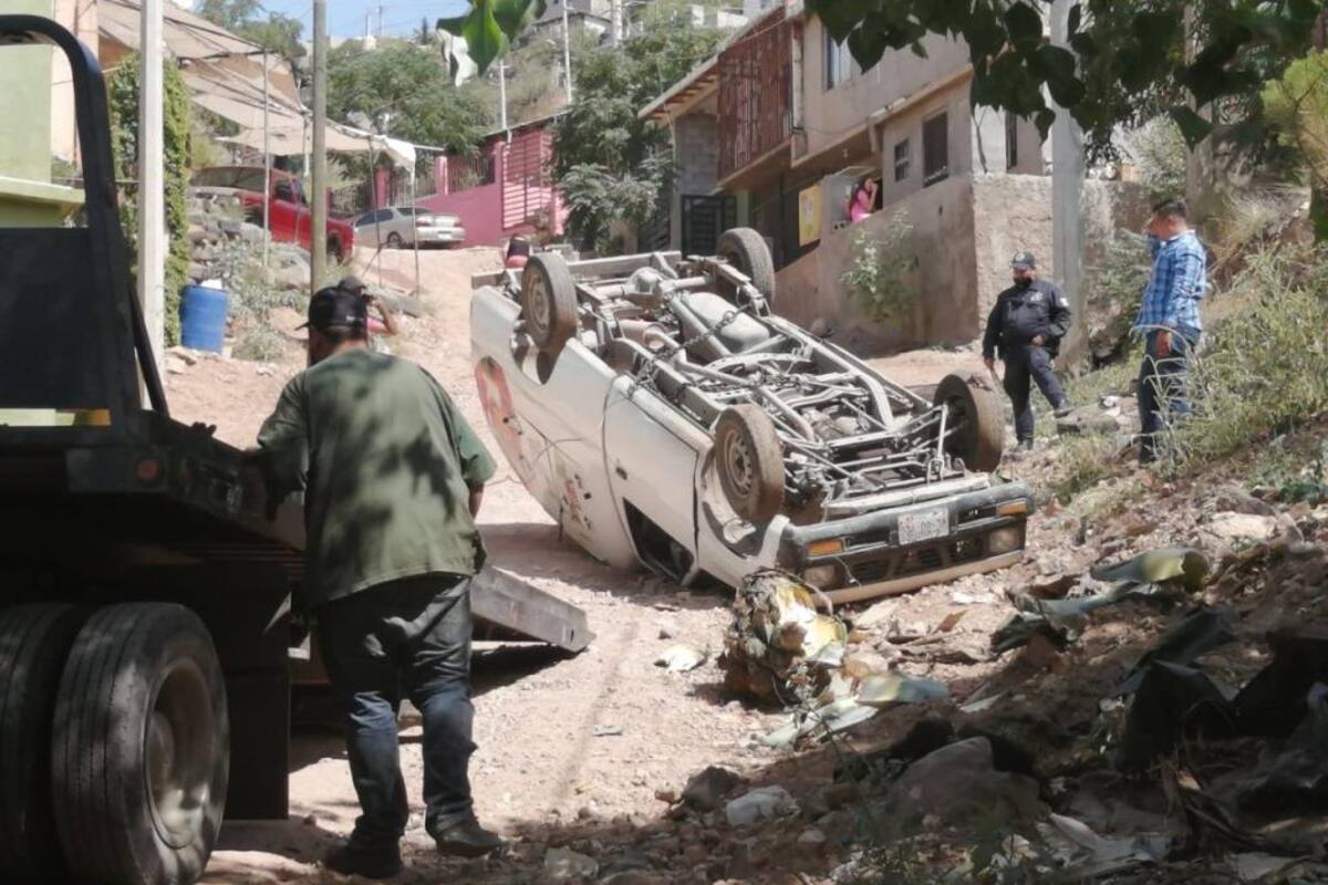 Le fallan los frenos y termina volcado