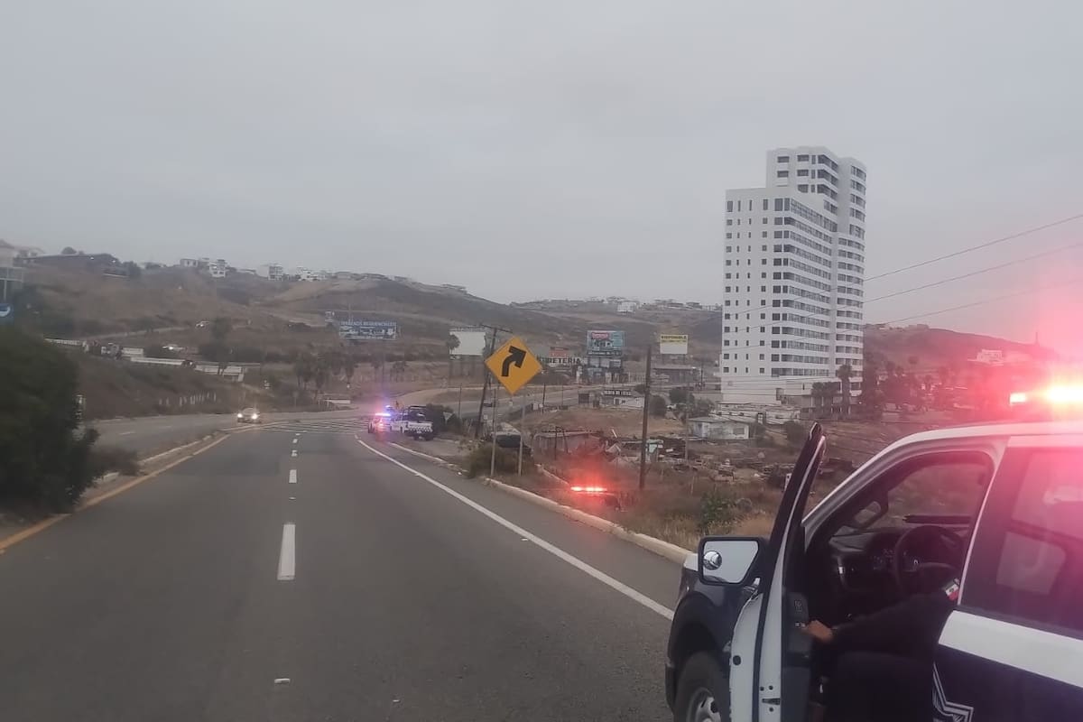 Accidente fatal en carretera libre; vehículo cae al barranco y se incendia en Zona Costera