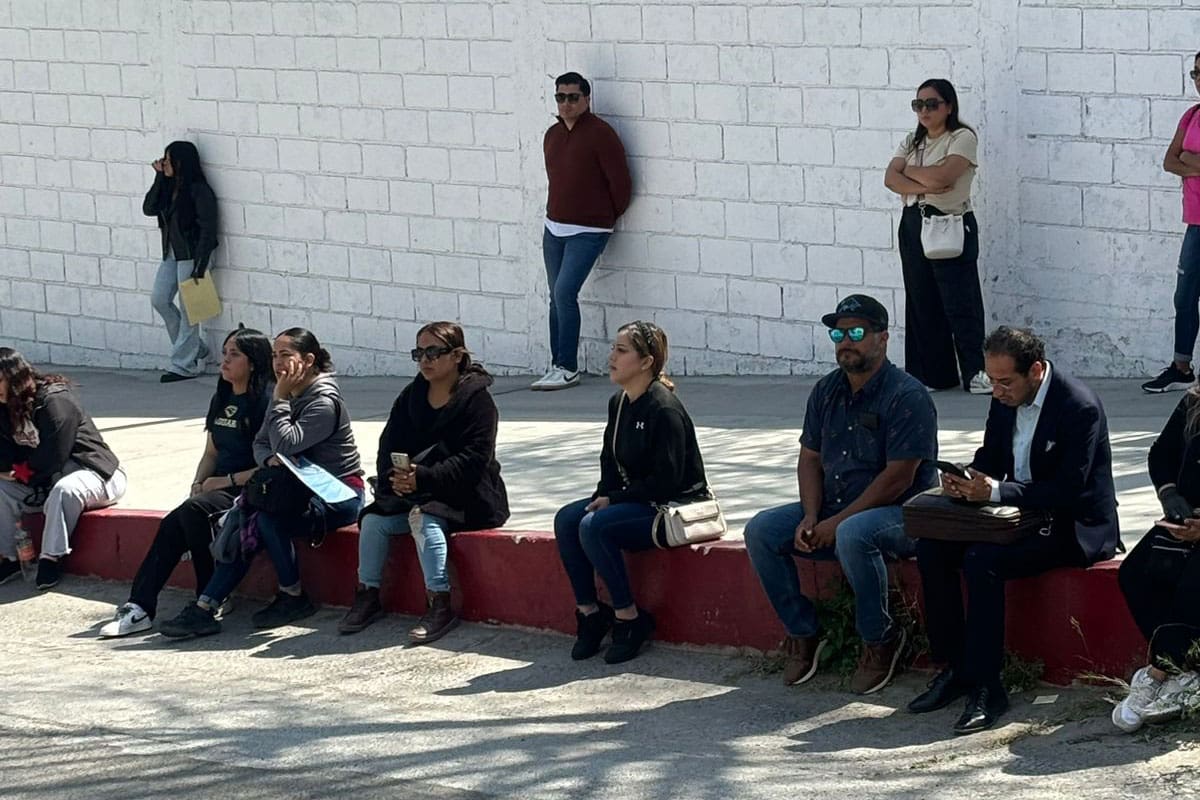 Buscan un lugar en preparatoria Lázaro Cárdenas