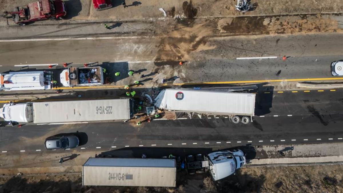 El accidente involucró a dos unidades de carga y provocó el cierre total de la vialidad durante varias horas. Foto: Border Zoom
