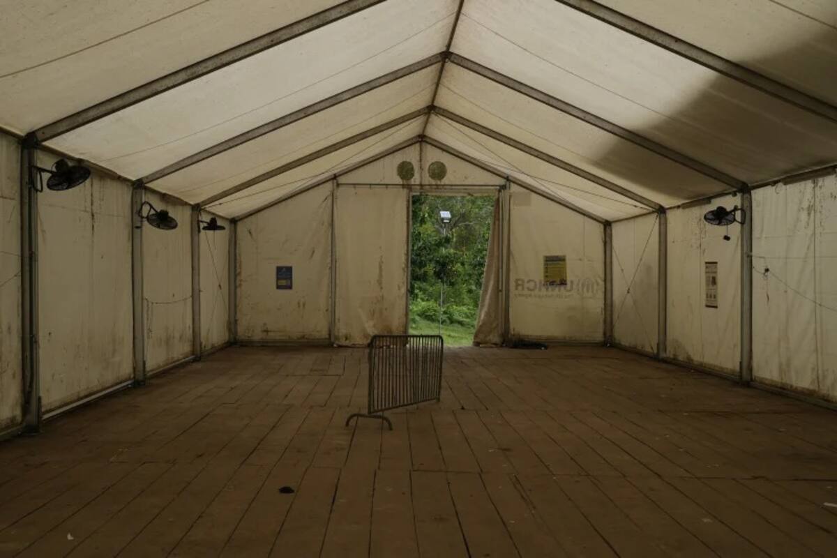 Un centro de recepción de migrantes que normalmente recibía a cientos de personas cada día tras cruzar el Tapón del Darién en su viaje hacia Estados Unidos, se encontraba vacío en Lajas Blancas, Panamá, el 6 de abril de 2025. | Crédito: AP/Matias Delacroix