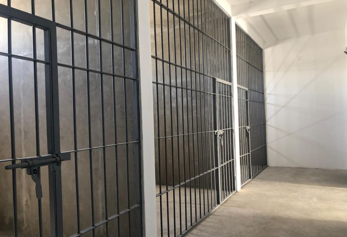 La subdelegación cuenta con área de celdas, sala de estar, asuntos internos, jurídico, área de jueces y cajas entre otros espacios.