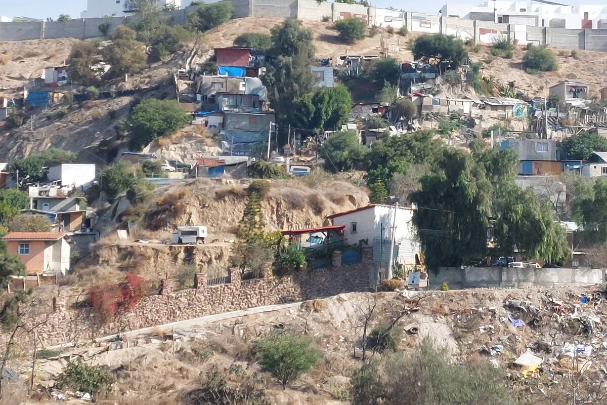 Resienten falta de banquetas y alumbrado público cerca de albergue federal