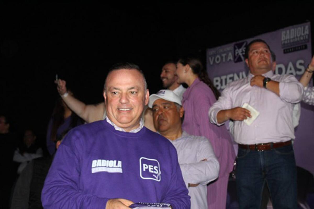 Miguel Ángel Badiola, candidato a la Alcaldía de Tijuana, se reúne con cientos de mujeres.