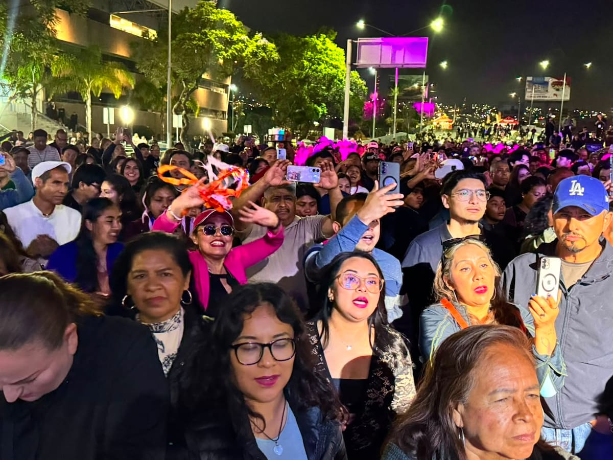 Cientos de personas asistieron al concierto gratuito de Rayito Colombiano, realizado frente al Palacio Municipal como parte de los festejos por el 137 aniversario de la fundación de Tijuana.
Fotos: Border Zoom.
