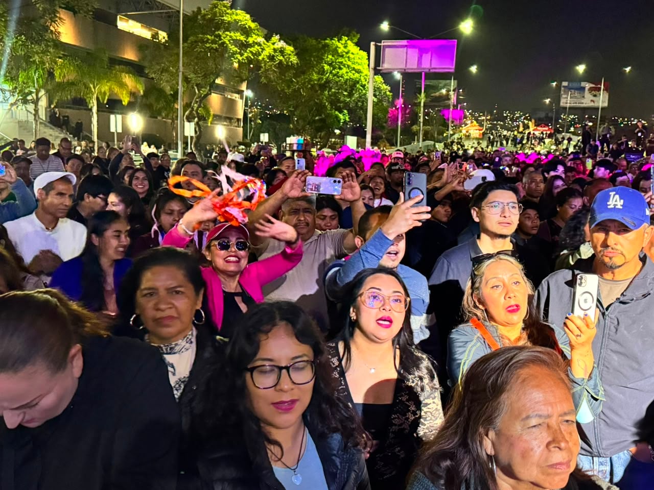 Cientos de personas asistieron al concierto gratuito de Rayito Colombiano, realizado frente al Palacio Municipal como parte de los festejos por el 137 aniversario de la fundación de Tijuana.Fotos: Border Zoom.