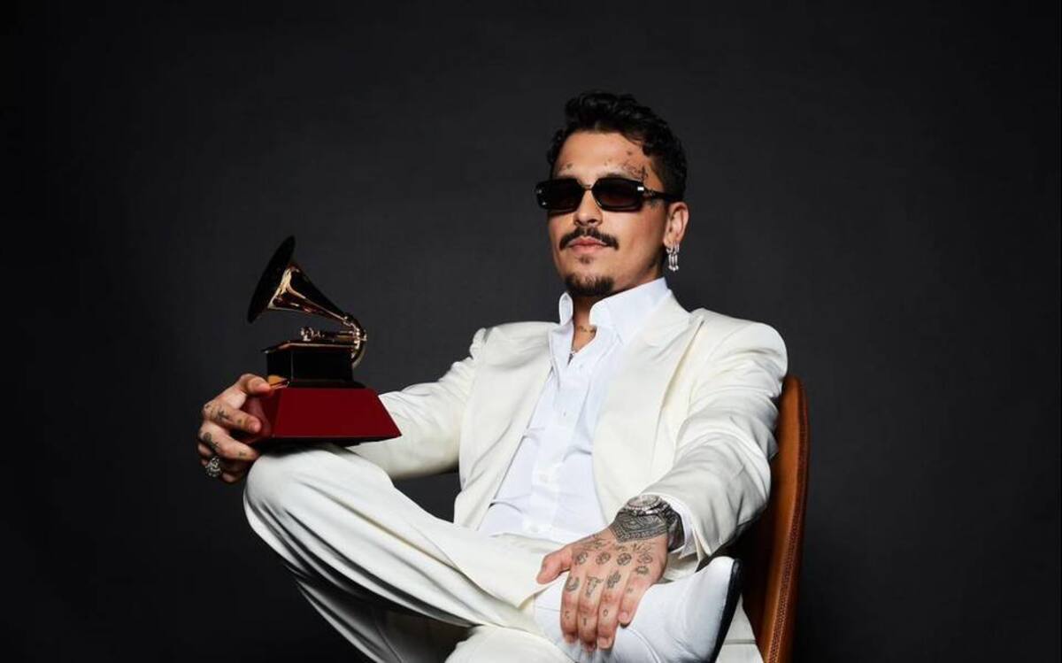 Christian Nodal con su premio Grammy