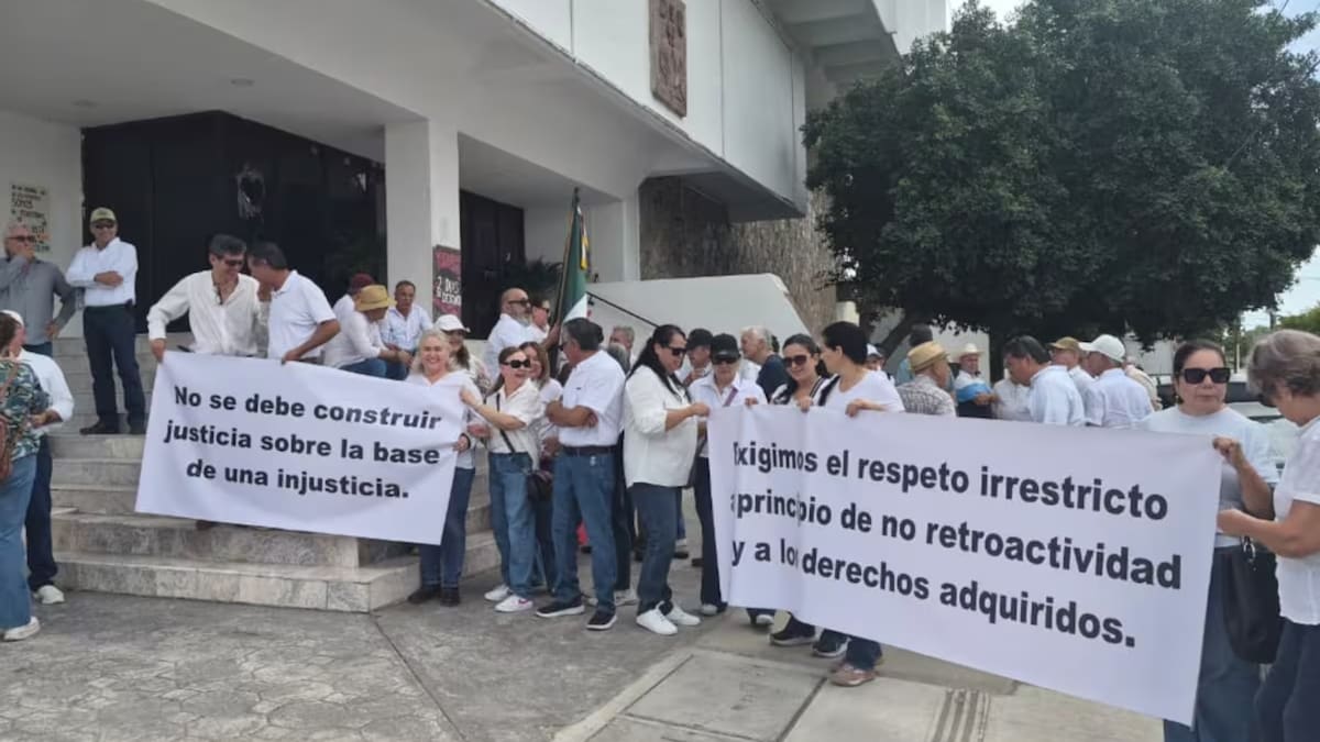 Los jubilados anunciaron amparos indirectos individuales y advierten que escalarán sus protestas durante el Mundial de futbol si el gobierno no revierte la medida.
