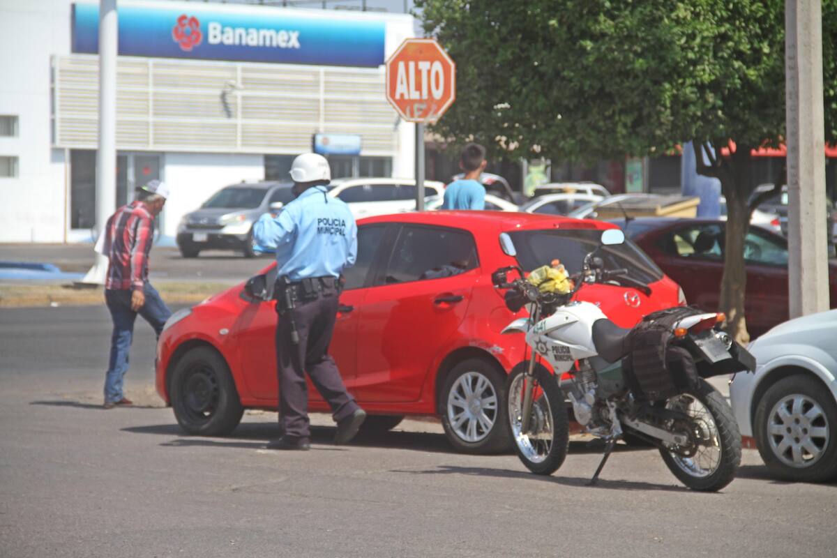 Detienen y multan a 131 vehículos sin placas en Obregón