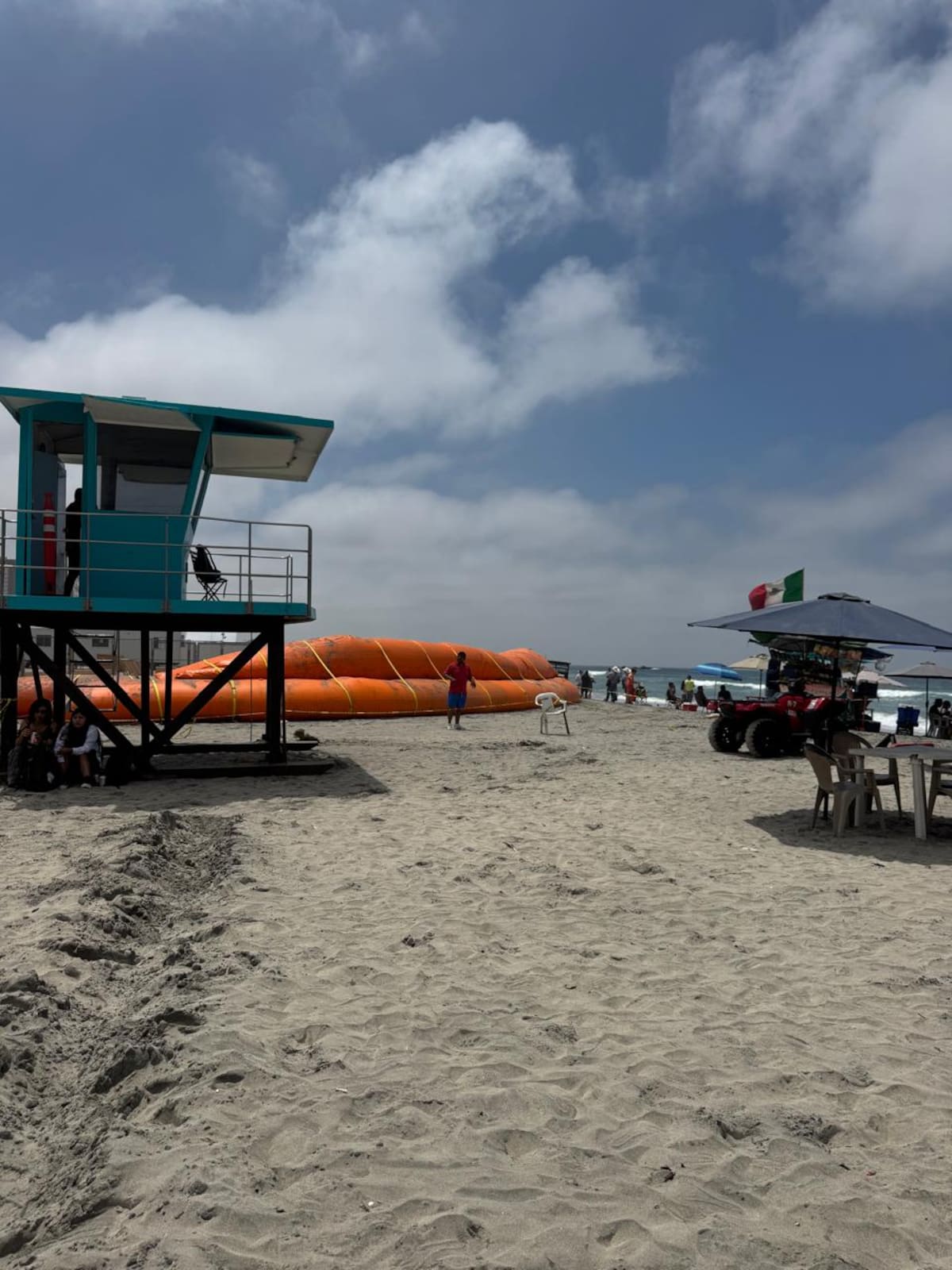 Grúas, maquinaria pesada y cientos de trabajadores aceleran la instalación de la infraestructura del Baja Beach Fest, que convertirá la playa de Rosarito en un recinto para miles de asistentes. Foto: Carmen Gutiérrez