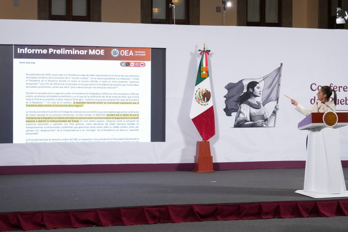 Claudia Sheinbaum lee fragmento de la OEA sobre elecciones en Ecuador durante su "Conferencia del Pueblo" del 16 de abril del 2025. | Crédito: Presidencia