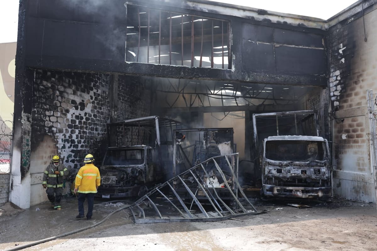 Incendio provoca pérdidas totales en empresa de transportes sobre la carretera a San Felipe