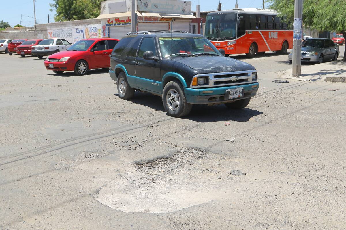 Baches viejos ponen en riesgo a automovilistas y peatones