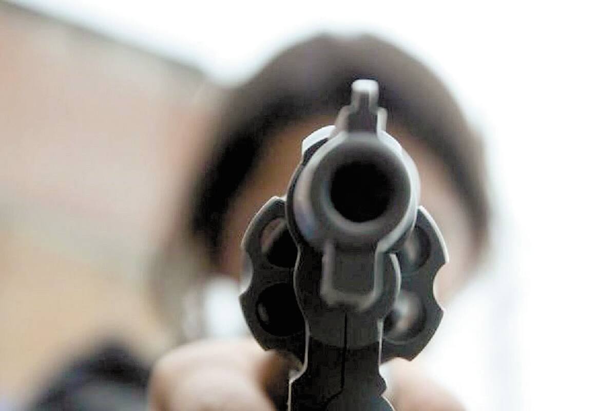 A punta de pistola despojan a niño de su celular