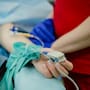 Francia legaliza el suicidio asistido para pacientes con enfermedades incurables tras años de debate y se suma a los países que permiten el procedimiento