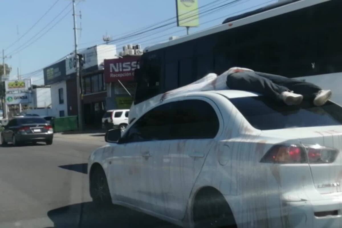 Despliegan operativo por decoración de Halloween en automóvil que hace "alusión a la violencia"