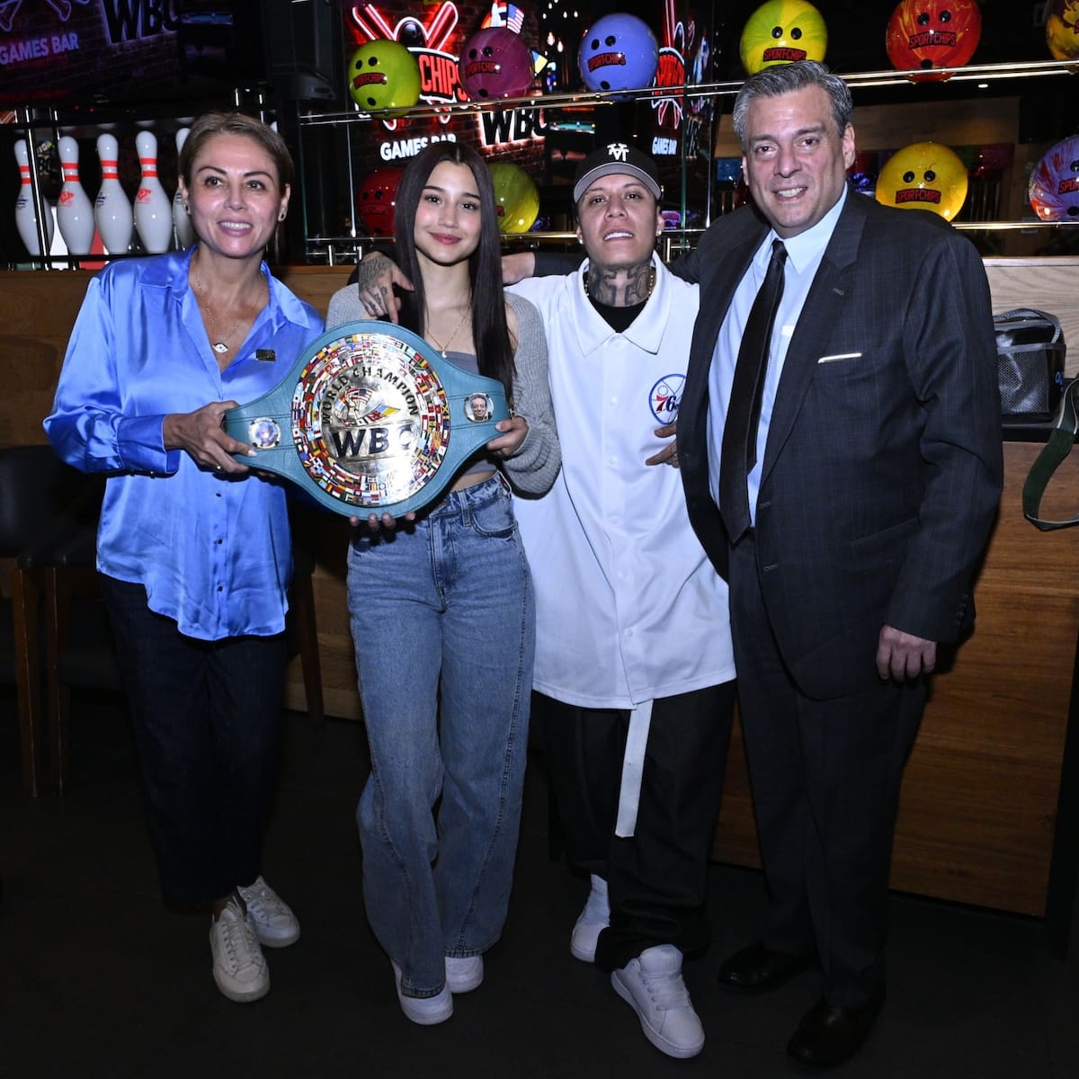 Camila Zamorano y su novio, el rapero Santa Fe Klan junto a Mauricio Sulaimán. (Foto: IG @zanferboxing)