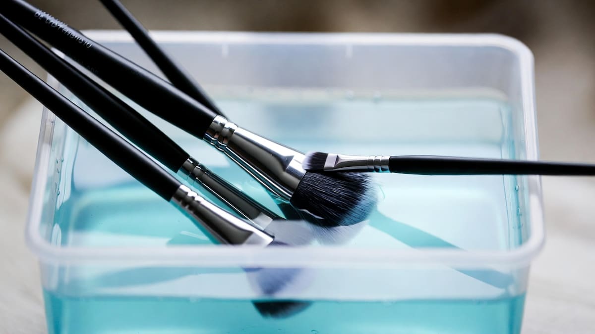 El truco del agua micelar para limpiar brochas rápidamente | Foto: Grok