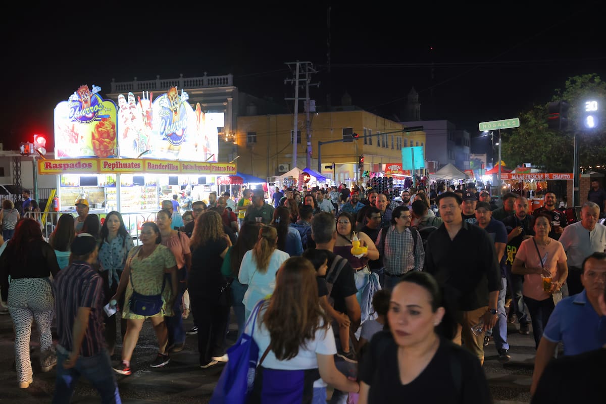 Bastante afluencia se registró en el primer día de las Fiestas del Pitic 2024, aquí por el bulevar Hidalgo.