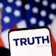 Mientras una publicación de Trump puede mover mercados en segundos, su empresa cobrará a operadores financieros por recibir esos mensajes en milisegundos antes que los usuarios que dependen de las notificaciones comunes de Truth Social