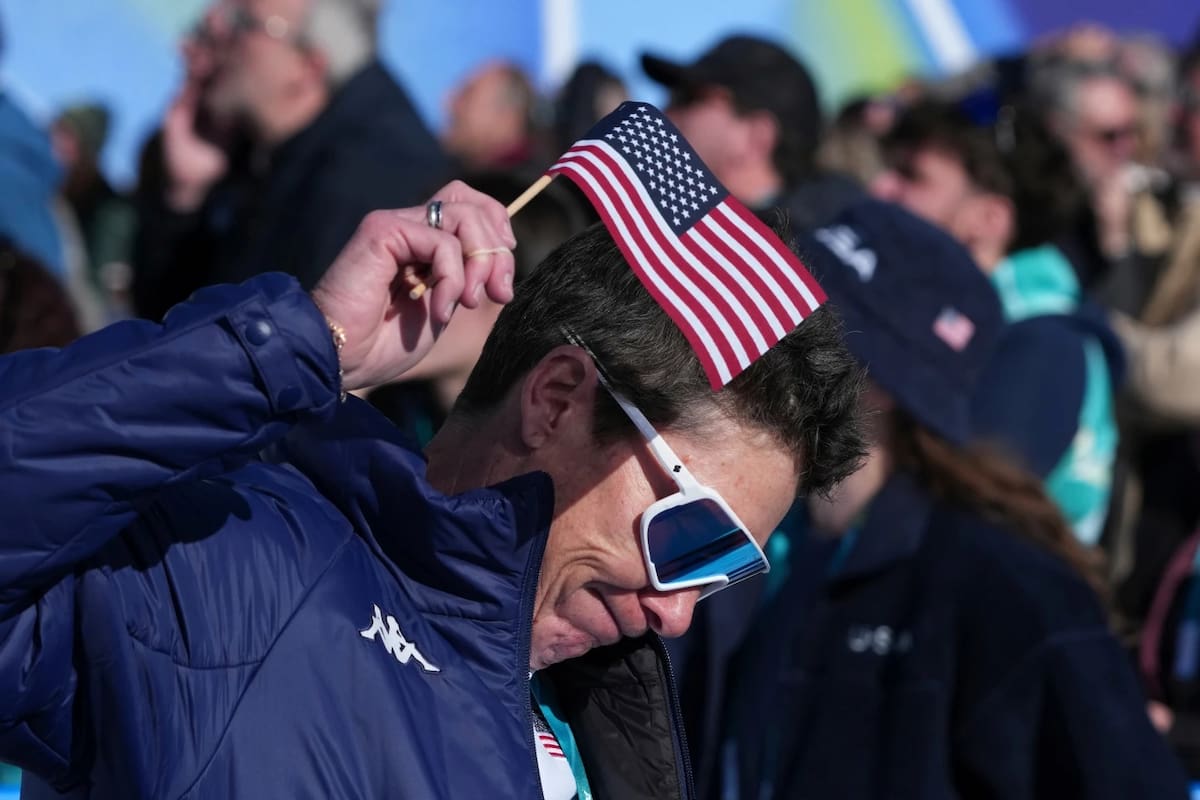 Aficionados estadounidenses reaccionan tras el accidente de la estadounidense Lindsey Vonn durante una carrera de descenso de esquí alpino femenino en los Juegos Olímpicos de Invierno de 2026 en Cortina d'Ampezzo, Italia, el domingo 8 de febrero de 2026. | Crédito: AP/Misper Apawu
