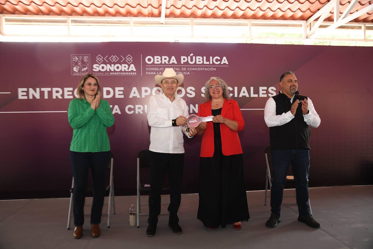 Durazo entrega apoyos en Santa Cruz para fortalecer servicios públicos. FOTO: ESPECIAL