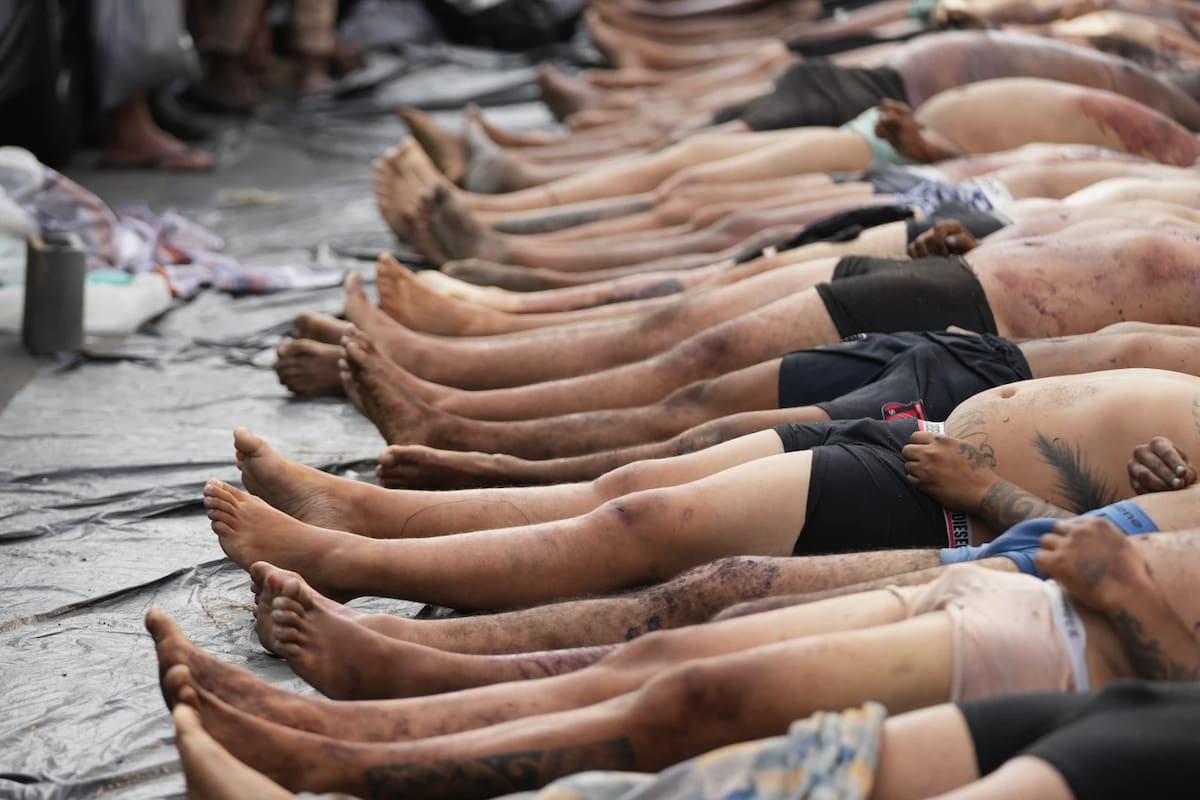 Cuerpos de personas asesinadas el día anterior durante una redada policial contra la pandilla Comando Vermelho en la favela Complexo da Penha, el miércoles 29 de octubre de
2025, en Río de Janeiro, Brasil. (AP Foto/Silvia Izquierdo).
