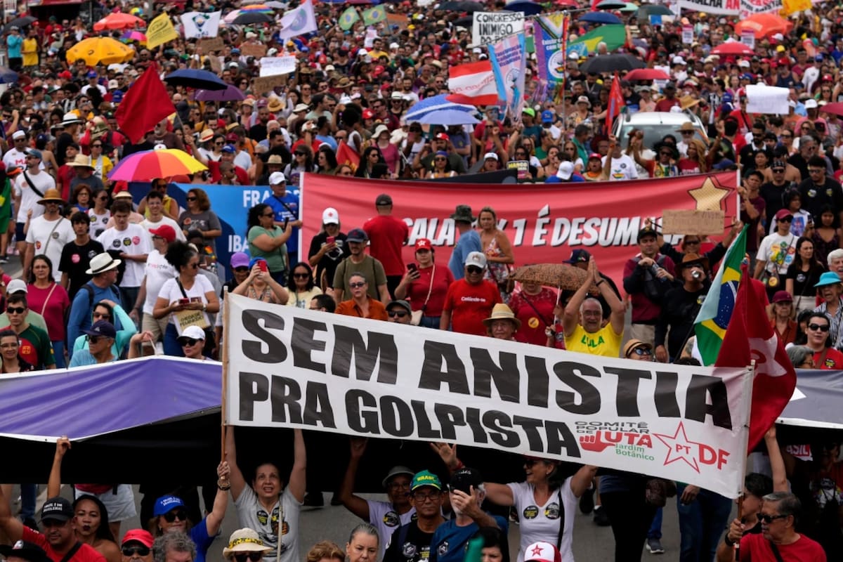 Miles de brasileños salen a las calles para rechazar una ley que reduciría la condena de Jair Bolsonaro por intento de golpe de Estado y podría abrir la puerta a su liberación anticipada