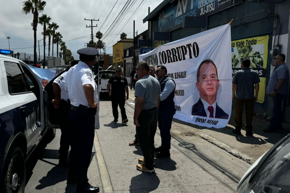 Policías municipales se manifiestan por descuento a su salario