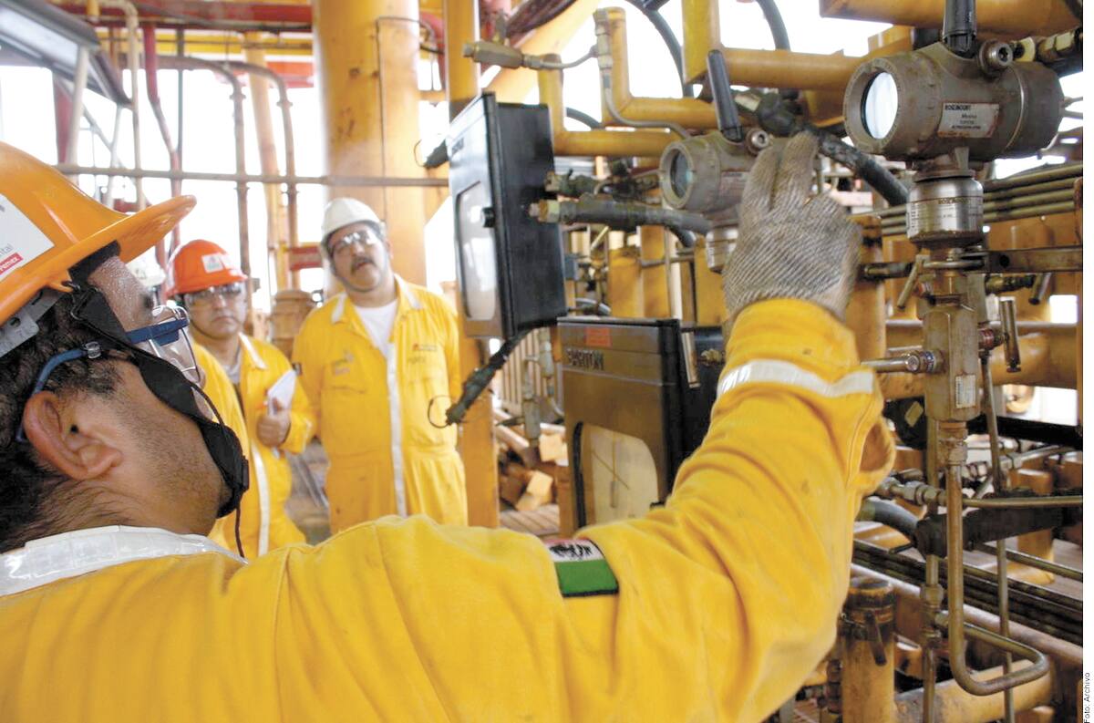 El aumento de las empresas privadas se da en momentos en que Pemex lucha por frenar el declive de su producción.