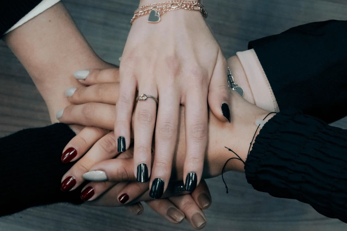 Colores de uñas para Navidad que atraen la buena suerte y la abundancia