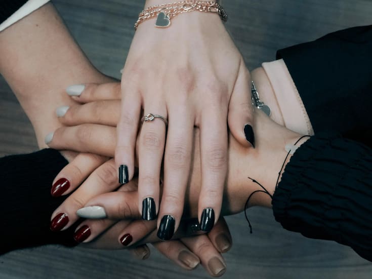 Colores de uñas para Navidad que atraen la buena suerte y la abundancia