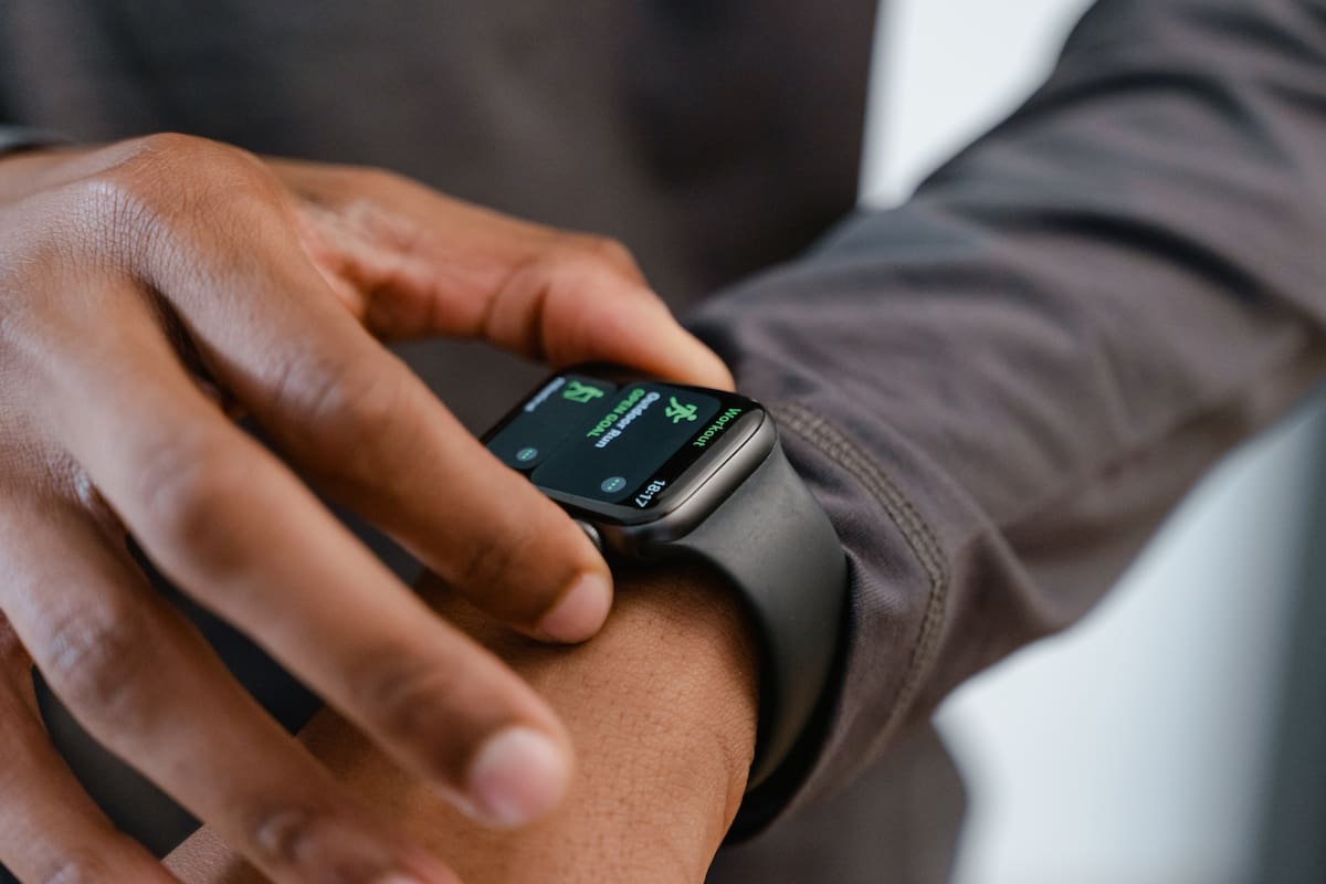 Los posibles peligros de que un reloj inteligente rastree tu sueño, según expertos