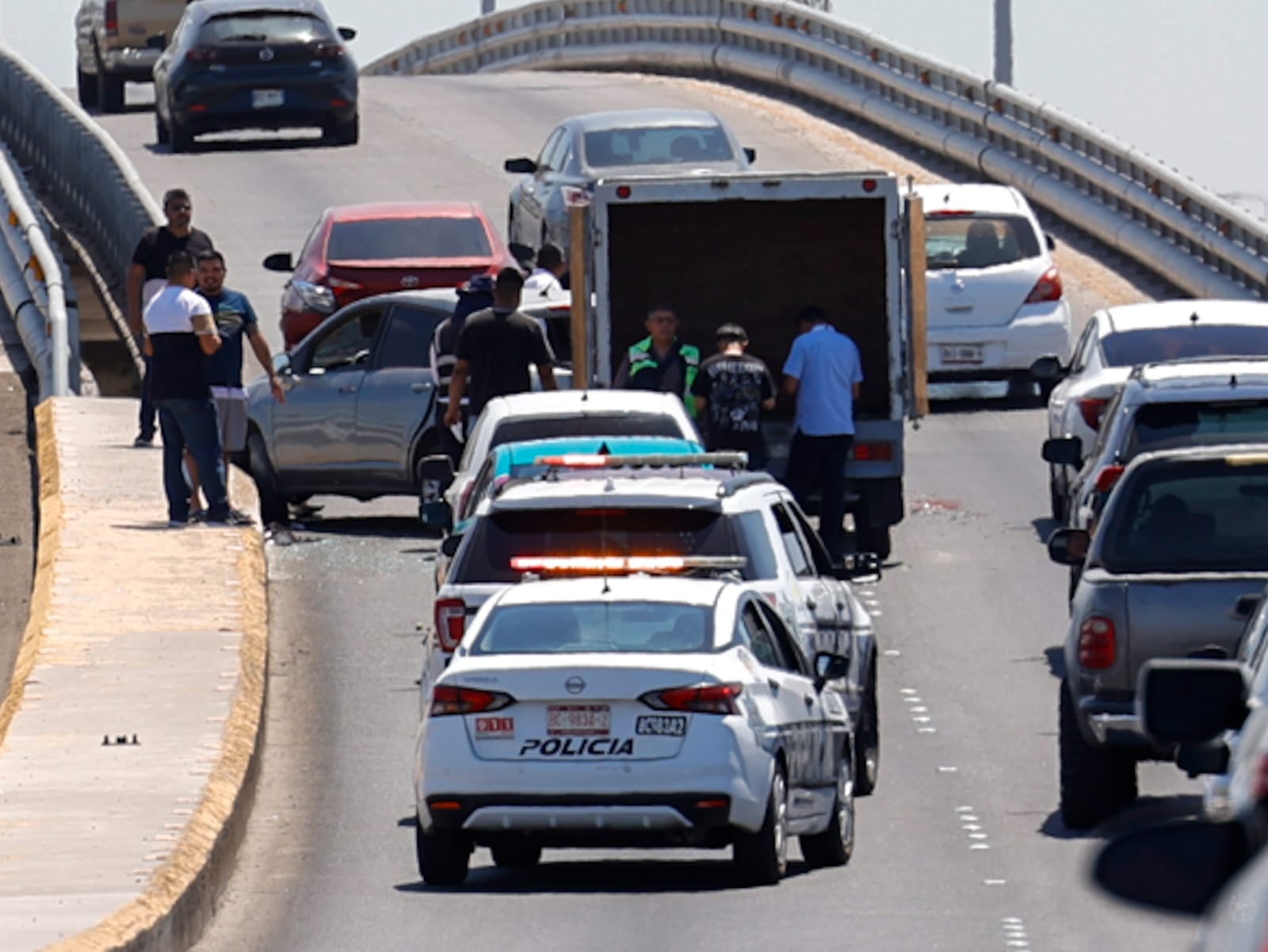 Un choque múltiple entre tres vehículos provocó daños materiales y largas filas en el Distribuidor Vial, sobre los bulevares Lázaro Cárdenas y Adolfo López Mateos. Foto: Juan J. Solano