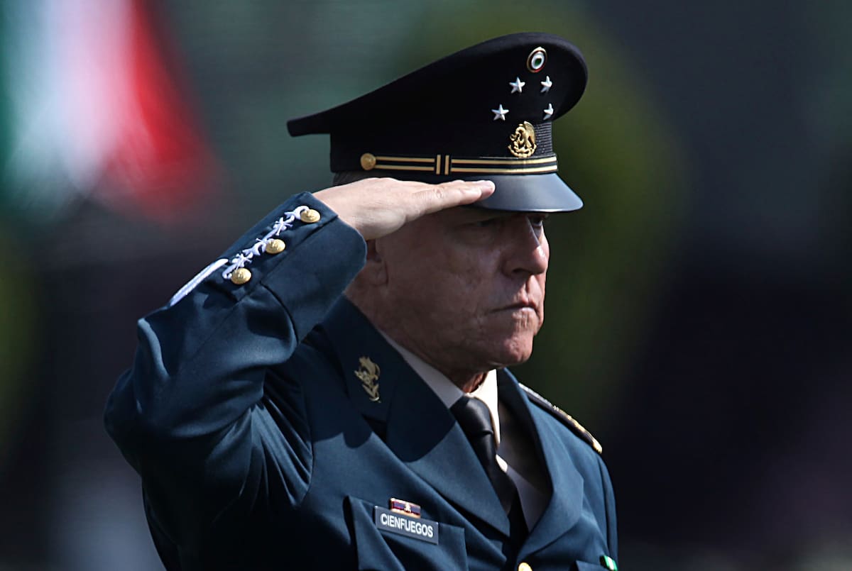 ARCHIVO - En esta fotografía de archivo del 16 de abril de 2016, el secretario de Defensa Nacional, general Salvador Cienfuegos Zepeda, saluda a los soldados en el Campo Militar Número 1, en la Ciudad de México. (AP Foto/Marco Ugarte, archivo)