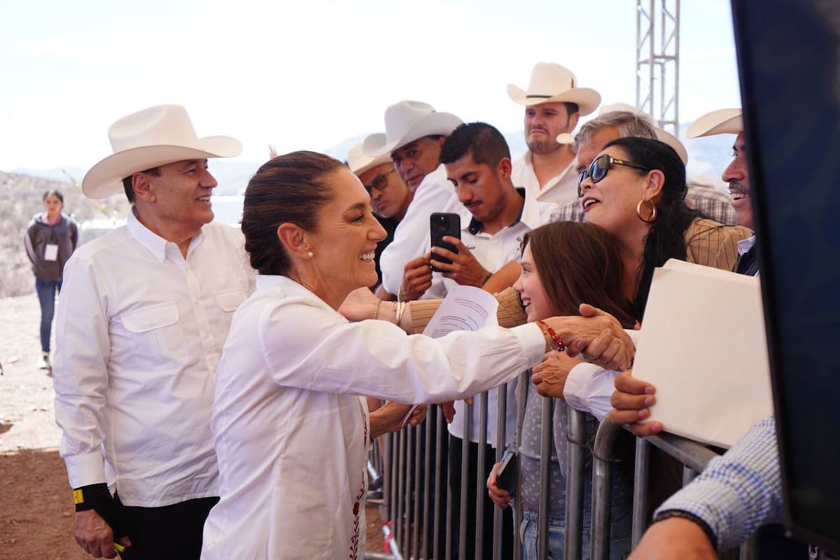 La presidenta Claudia Sheinbaum saluda a simpatizantes que asistieron al evento en Bavispe. FOTO: ESPECIAL