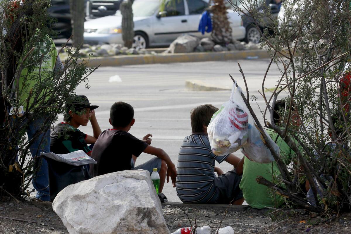 Permanecen menores “limpiavidrios” en las calles de Navojoa