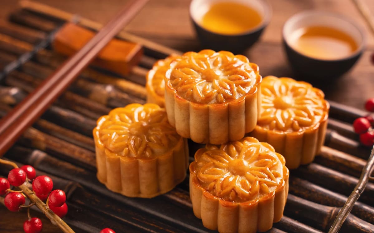 Los mooncakes son dulces tradicionales que se comparten durante el Festival de Medio Otoño en China, una celebración vinculada con la reunión familiar y la luna llena. | Crédito: Canva
