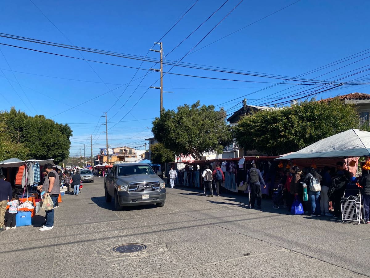 Aunque algunos clientes reducen cantidades, pero algunos optan por comprar en la vía pública para ahorrar durante la temporada. Foto: Emmanuel Castañeda