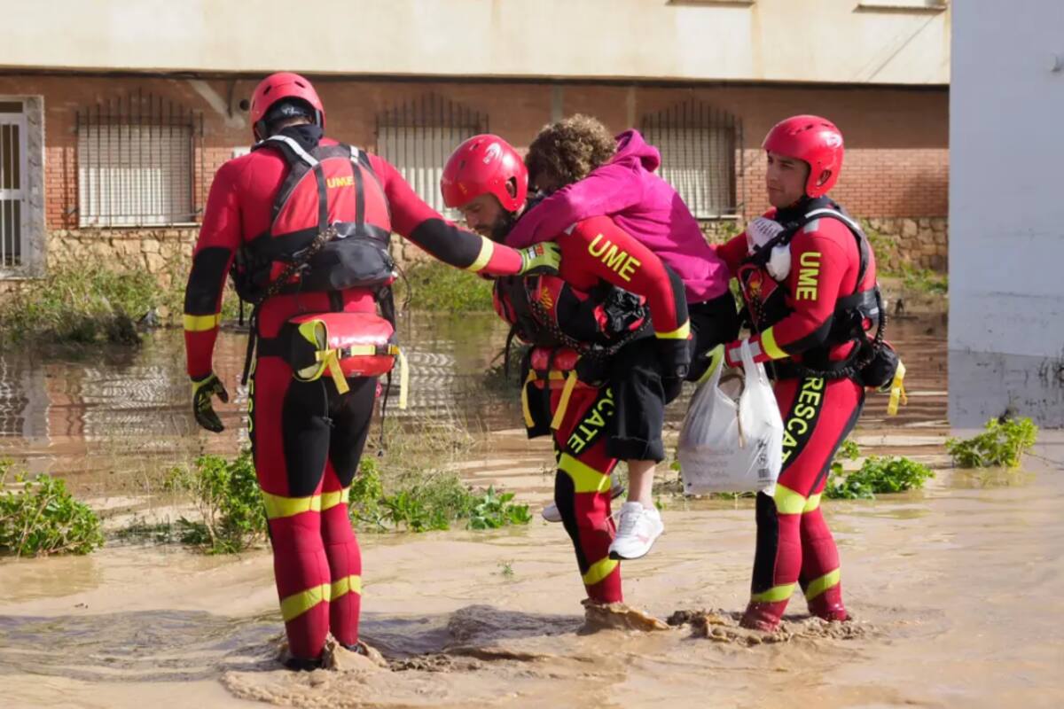 Efectivos de los cuerpos de rescate en la localidad conquense de Mira. / EFE-Álvaro del Olmo