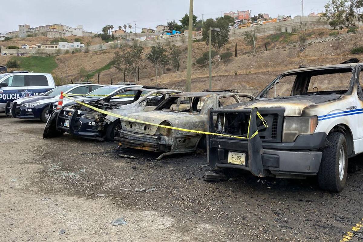 Queman tres patrullas municipales en comandancia Margarito Saldaña de Tijuana