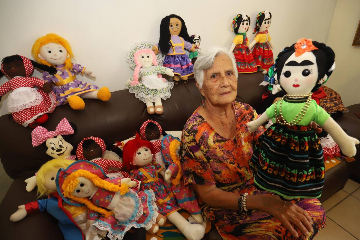 Revive su niñez cuando crea sus muñecas de trapo